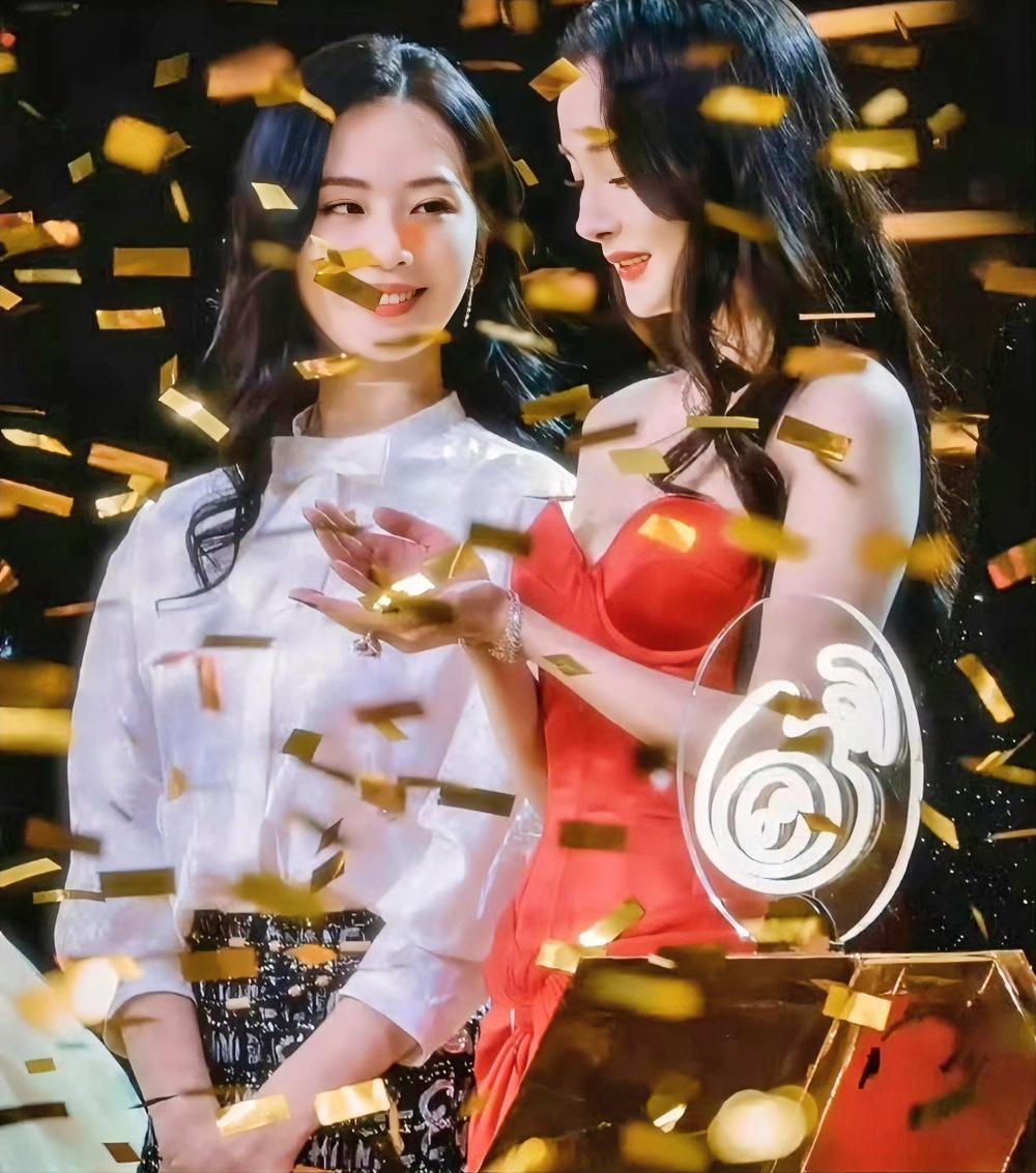 近日，杨幂刘诗诗时隔16年同框宣传，两位85花顶流合体亮相，瞬间点燃全网回忆杀，