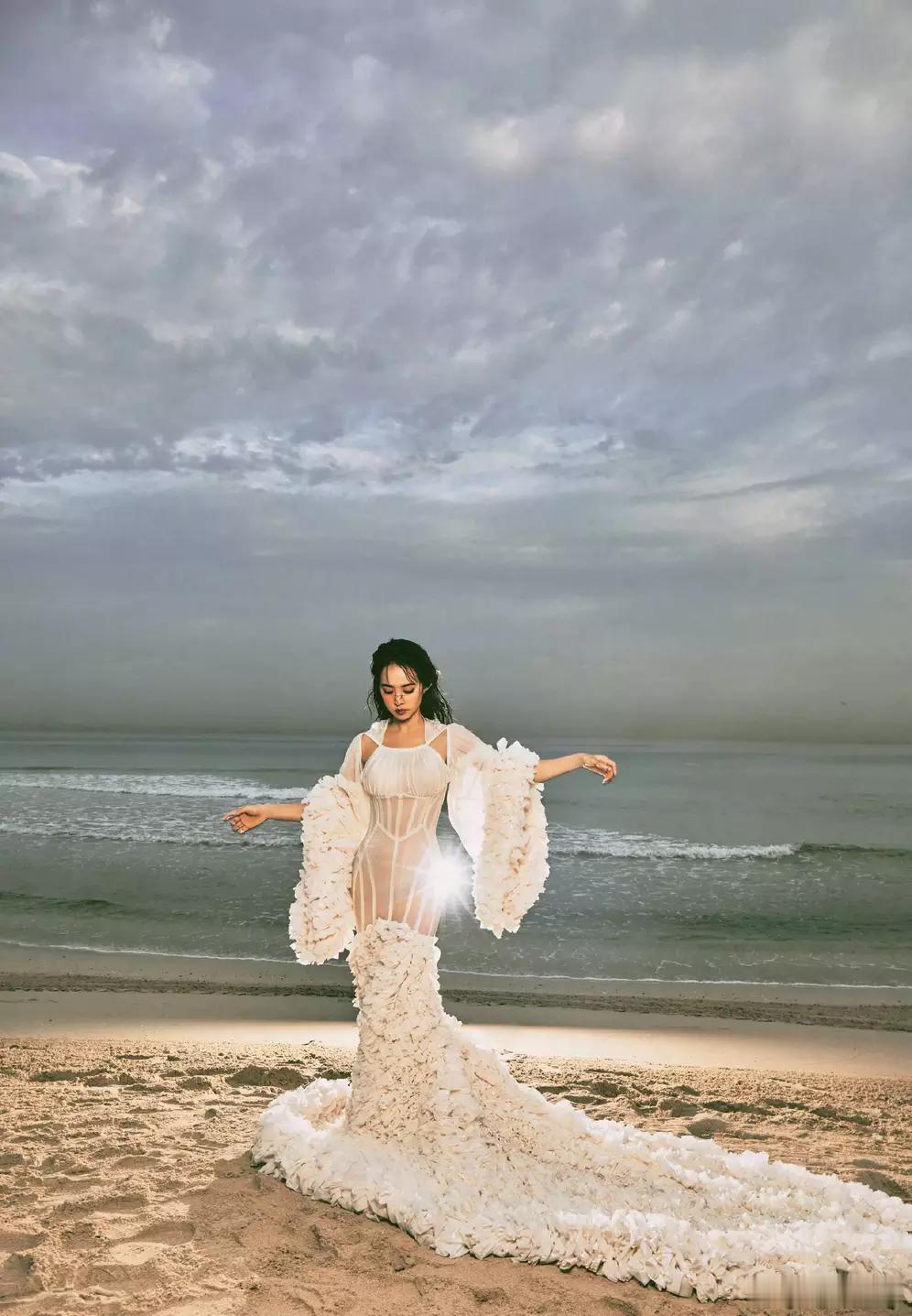 分享娱乐分享娱乐 蔡依林上演“美人出浴”好性感！穿白色长裙勾勒曲线身材 