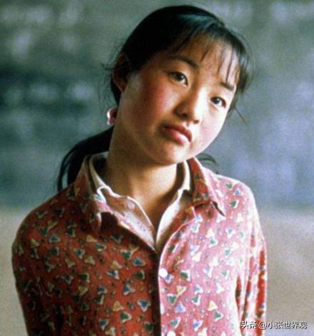1999年，张艺谋捧红了农村女孩魏敏芝。拍完戏后，魏敏芝想当明星，张艺谋却不同意