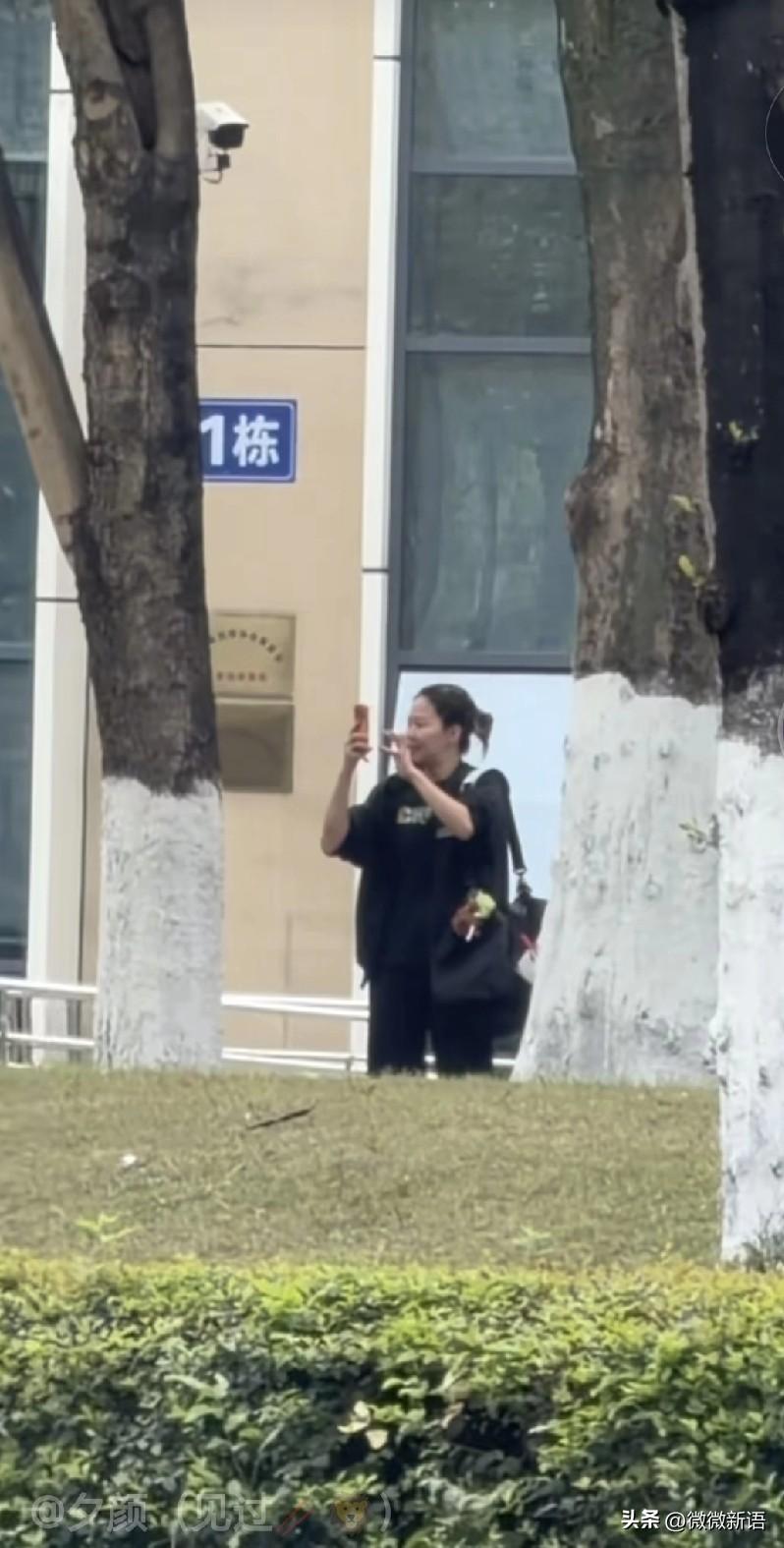 陈幸同也拿出手机来拍对岸的人，肯定是人很多，先是大迪和佳佳拿手机拍，今天陈幸同练