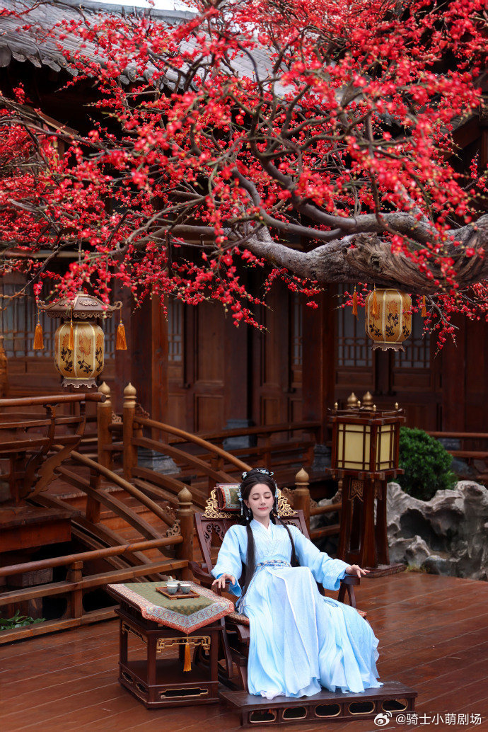 迪丽热巴用嘴打包香菜迪丽热巴怎么用嘴打包香菜大口打包香菜的样子好接地气，妥妥的香