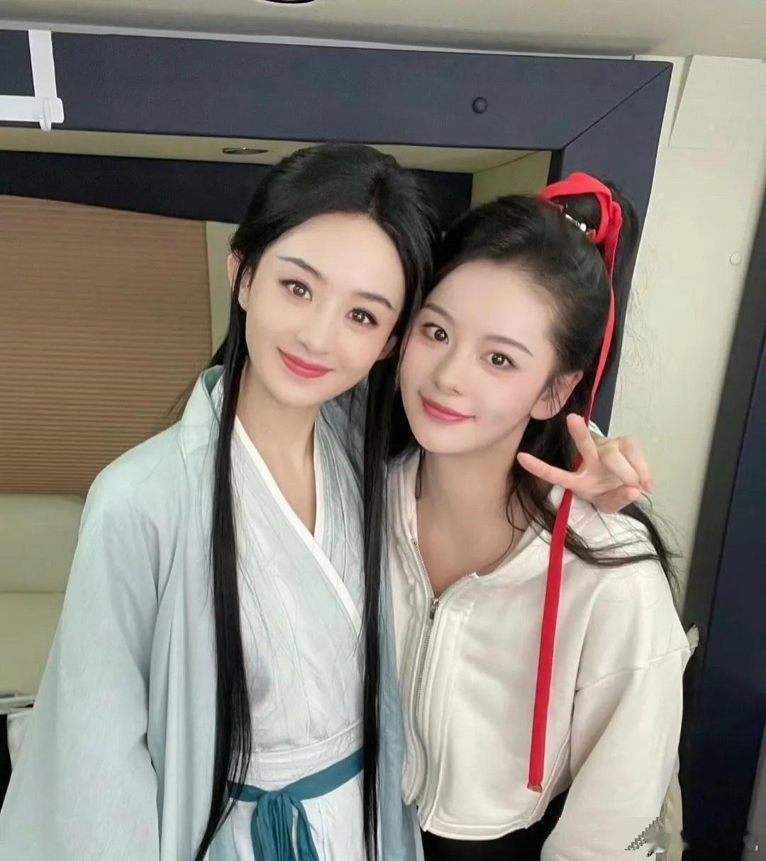 赵丽颖和替身合影，看照片相似度很高，穿上同样的衣服不光长得像，连气质都有点像。 