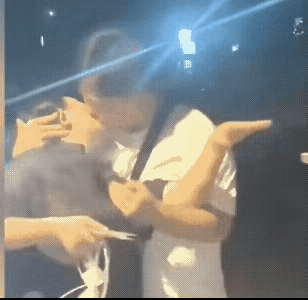 街头吵得正凶，大姐跟个年轻小伙杠上了。谁知那男的突然凑上去，直接封住了她的嘴。这