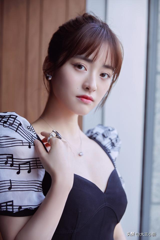 昨晚《亲爱的客栈》泡脚闲聊，沈月突然小声说：“我从小不算漂亮女生。”话音未落，秦