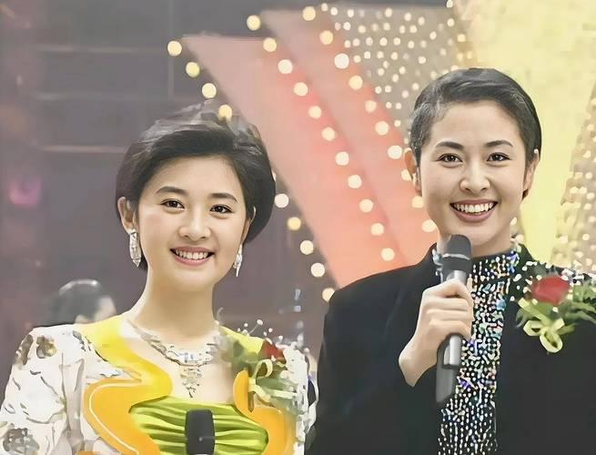 这张合影是早年的央视两位女主持人，年轻时期的倪萍凭借气质大方舒展，优雅端庄，从容