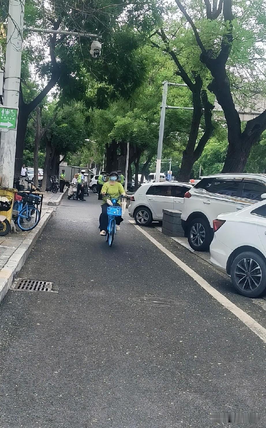 坐标 ，保定长城大街与裕华路交叉口附近

时间，今天上午十点

裕华路离路口不远