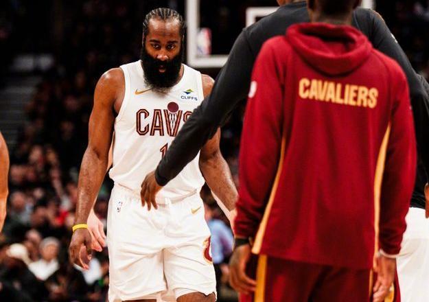 惨败猛龙的骑士，首轮G3出现了三件怪事！
第一个，骑士什么时候变成三分大队了呢？