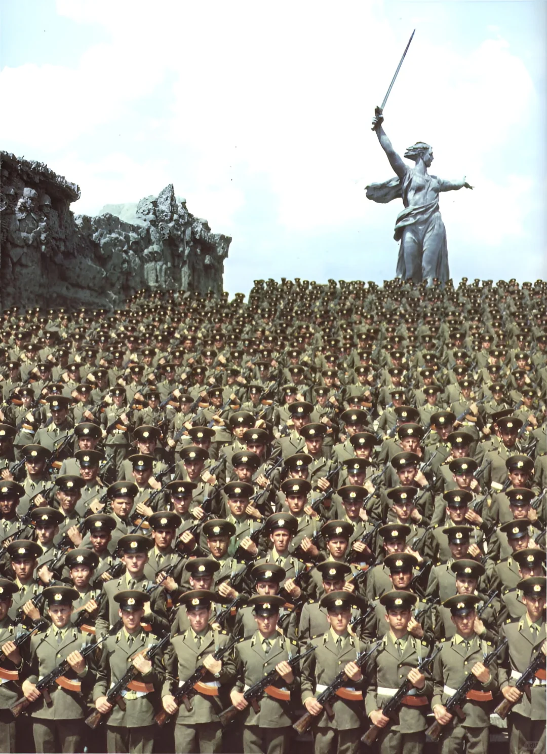 1980年代，纪念碑前的苏联士兵。
