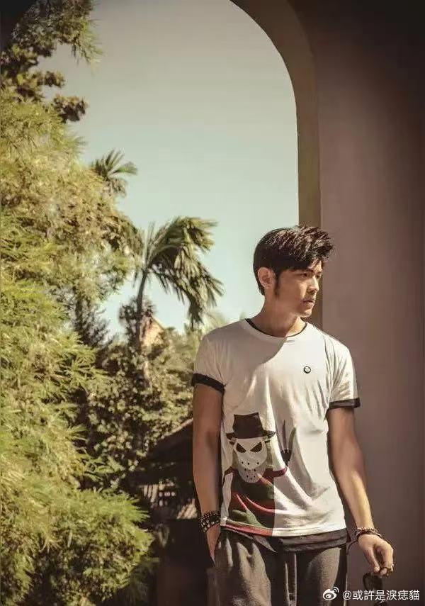 周杰伦杭州演唱会排面周同学占领杭州街头，湖滨、奥体、清河坊全是打卡地，经典歌词藏