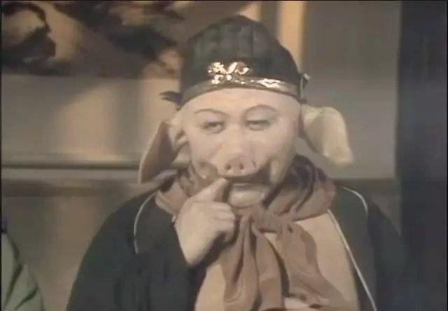 猪八戒俺老猪刚才偷啃了个大西瓜，汁水四溅，想起当年天庭蟠桃宴的威风，要不是贪杯误