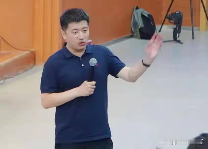 多面的张老师，无论从哪个层面看他，都是让人不能不喜欢！

在我是演说家的舞台慷慨