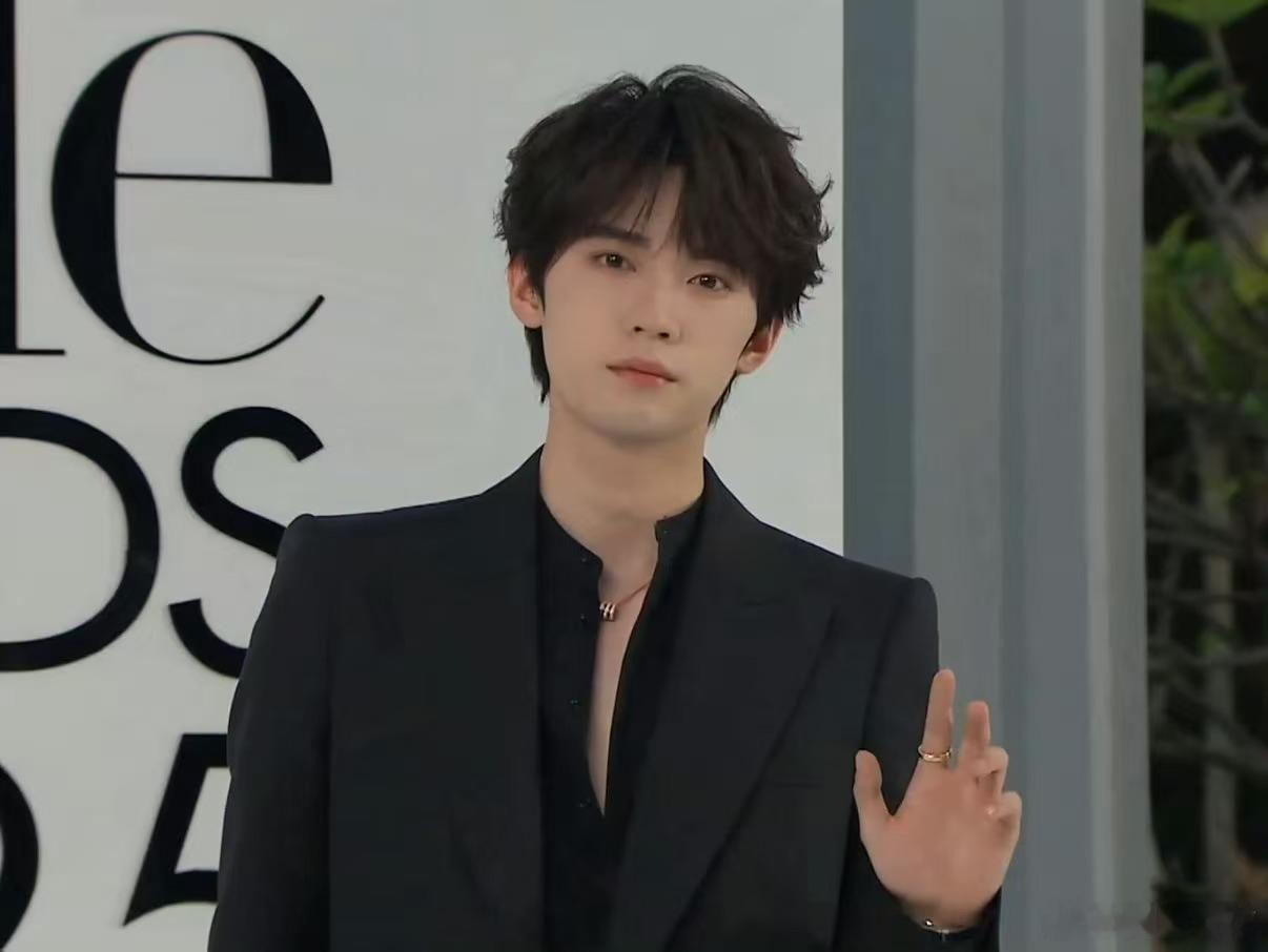 周翊然深v敢不敢再深一点点ELLE红毯 周翊然深V西装杀疯了！ELLE红毯海边造