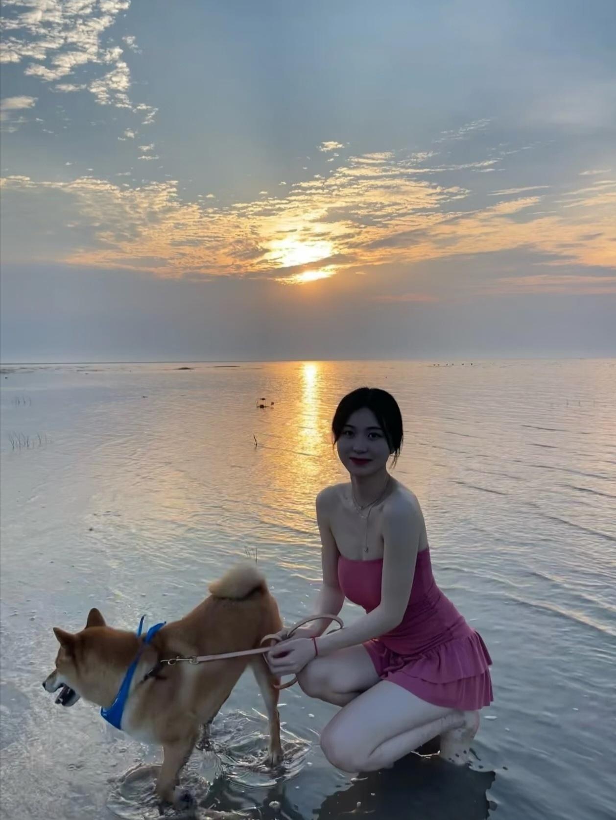牵着二哈看夕阳