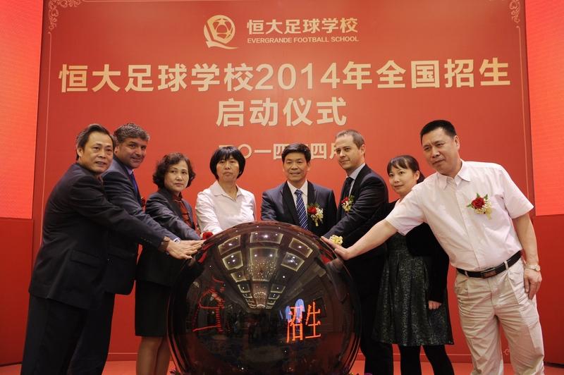 2025年9月14日傍晚，杭州中泰基地，一场小雨中的U13足球决赛落下帷幕。恒大
