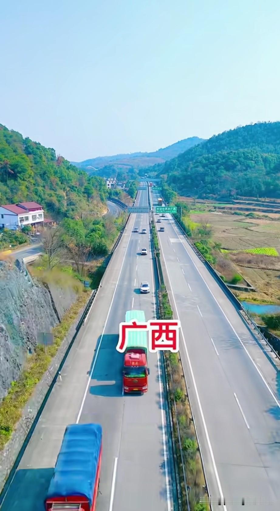 泉南高速广西与湖南的交界处。从路面颜色来看，湖南的路面要比广西新很多，行驶起来肯