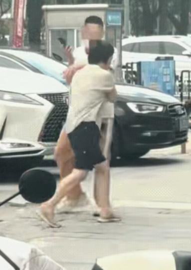 女子遛狗不拴绳，狗一口咬上人还想拍拍屁股就溜走。被害者追上拦住：想跑？没门！她扭