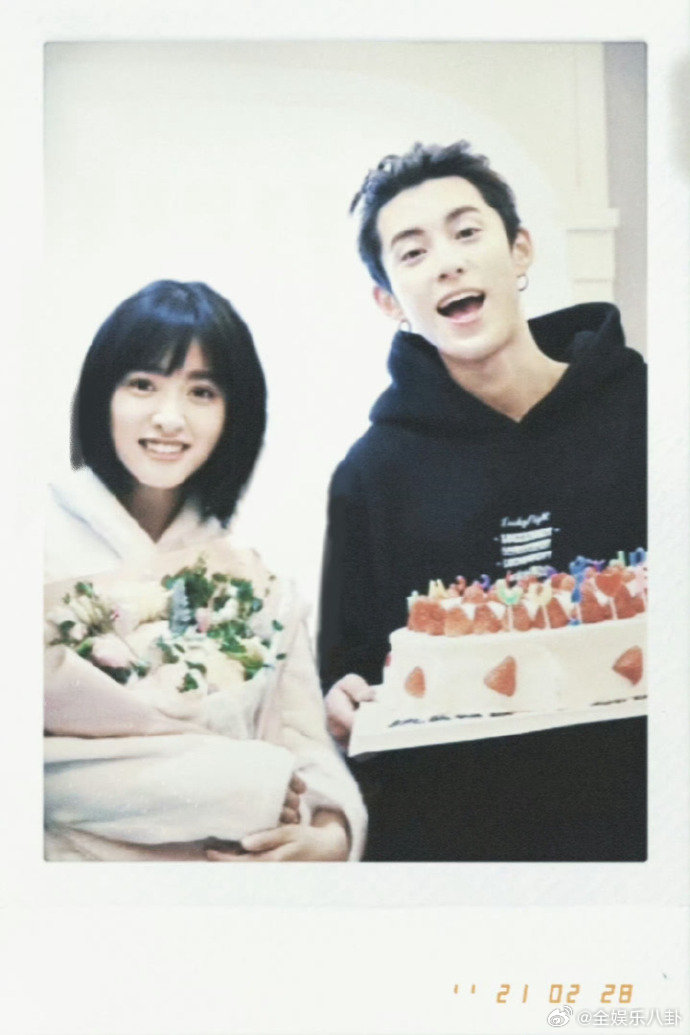 沈月自曝和王鹤棣是古董级CP八年古董级 CP 真的好戳人！沈月和王鹤棣的友谊从青