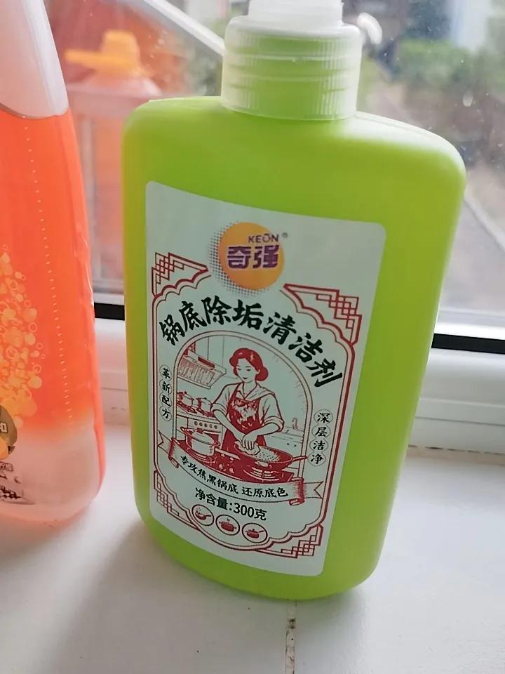 我喜欢喝鲜牛奶，不太喜欢那种保质期达半年以上的牛奶。

因此，我常买鲜博士纯牛奶