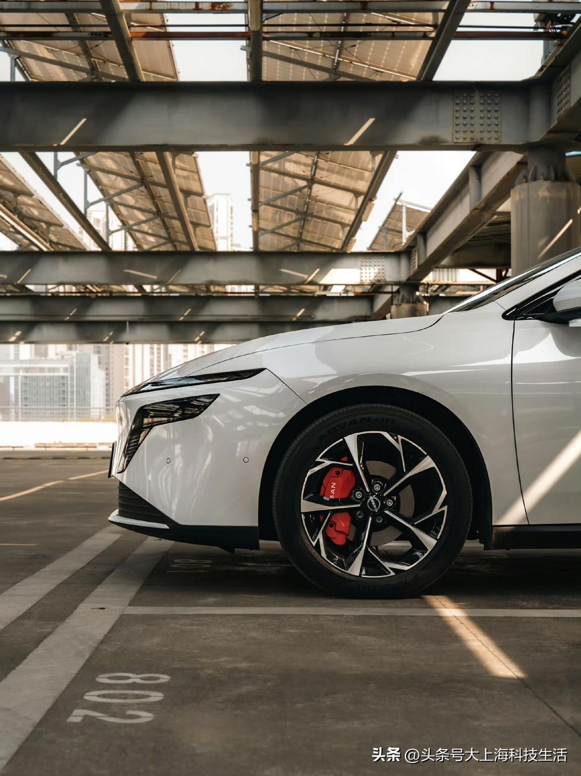 大头老师带我去吃了一家巨好吃的茶餐厅

还带我去了他的秘密基地天台停车场，爬了五