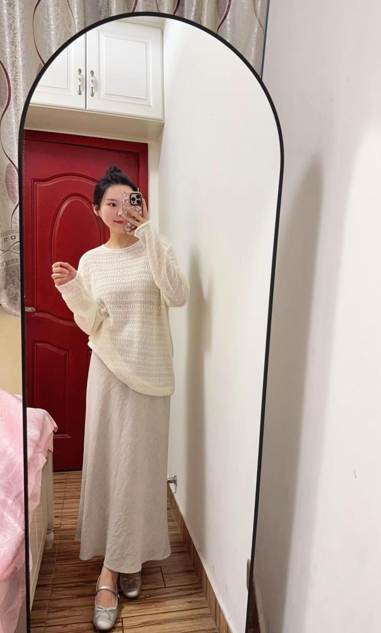 猴姐家这件镂空罩衫，肌理感超绝，自带温柔滤镜，搭配垂坠感满分的亚麻小洋伞裙，一套