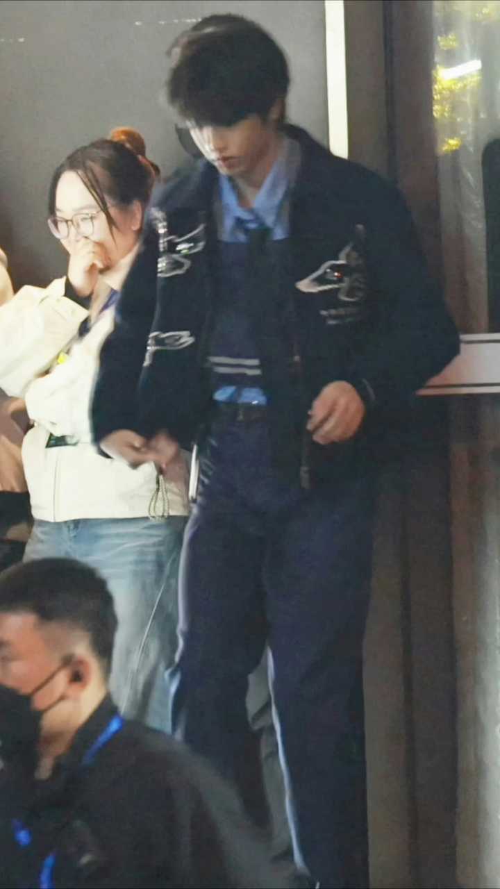 【投稿〡张桂源】张桂源宇宙闪烁请注意录制 啊啊啊这个长腿帅兔警官 我直接斯哈斯哈