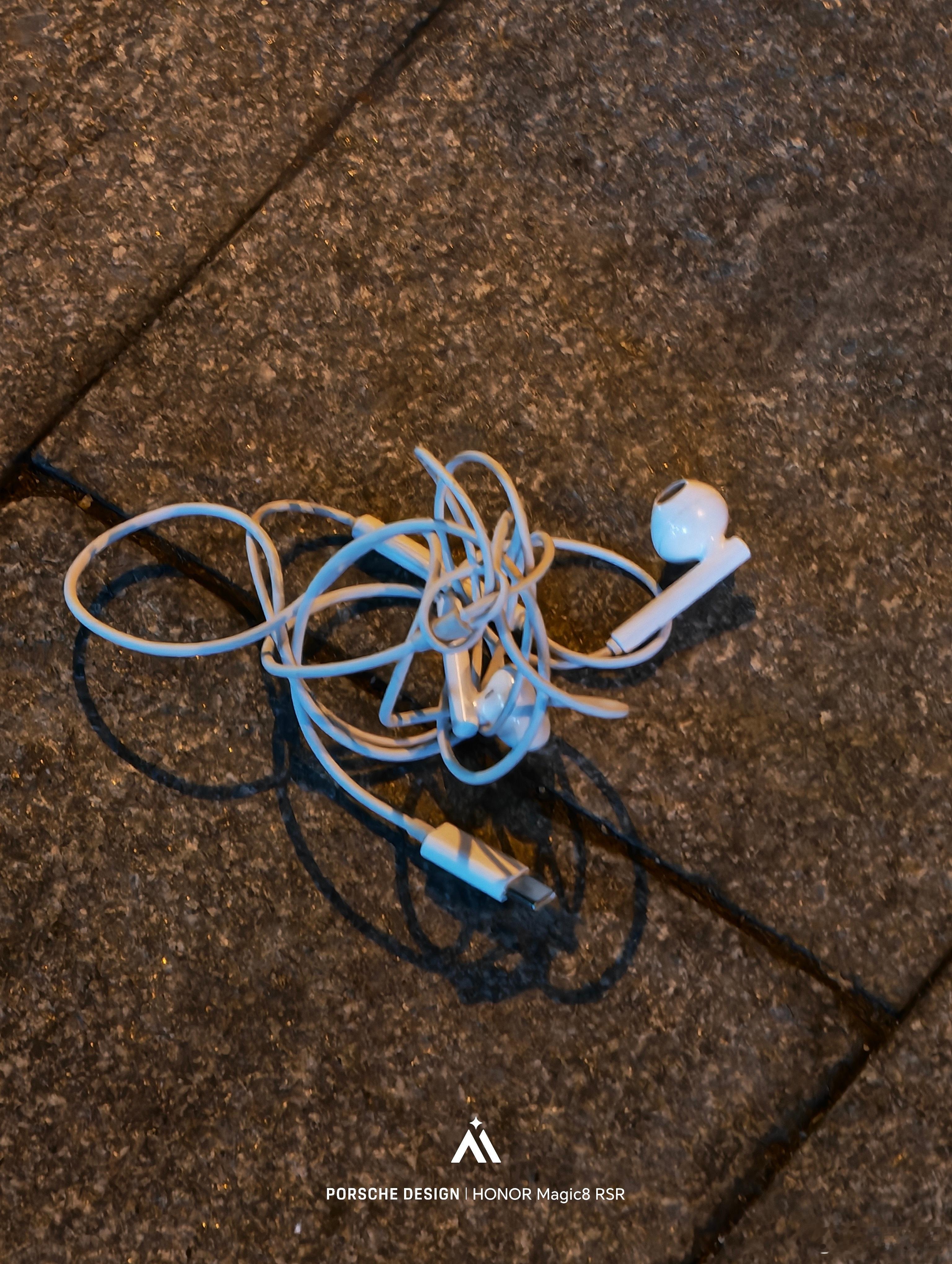 这个世界上又多了一个伤心的人，因为他的耳机丢了。