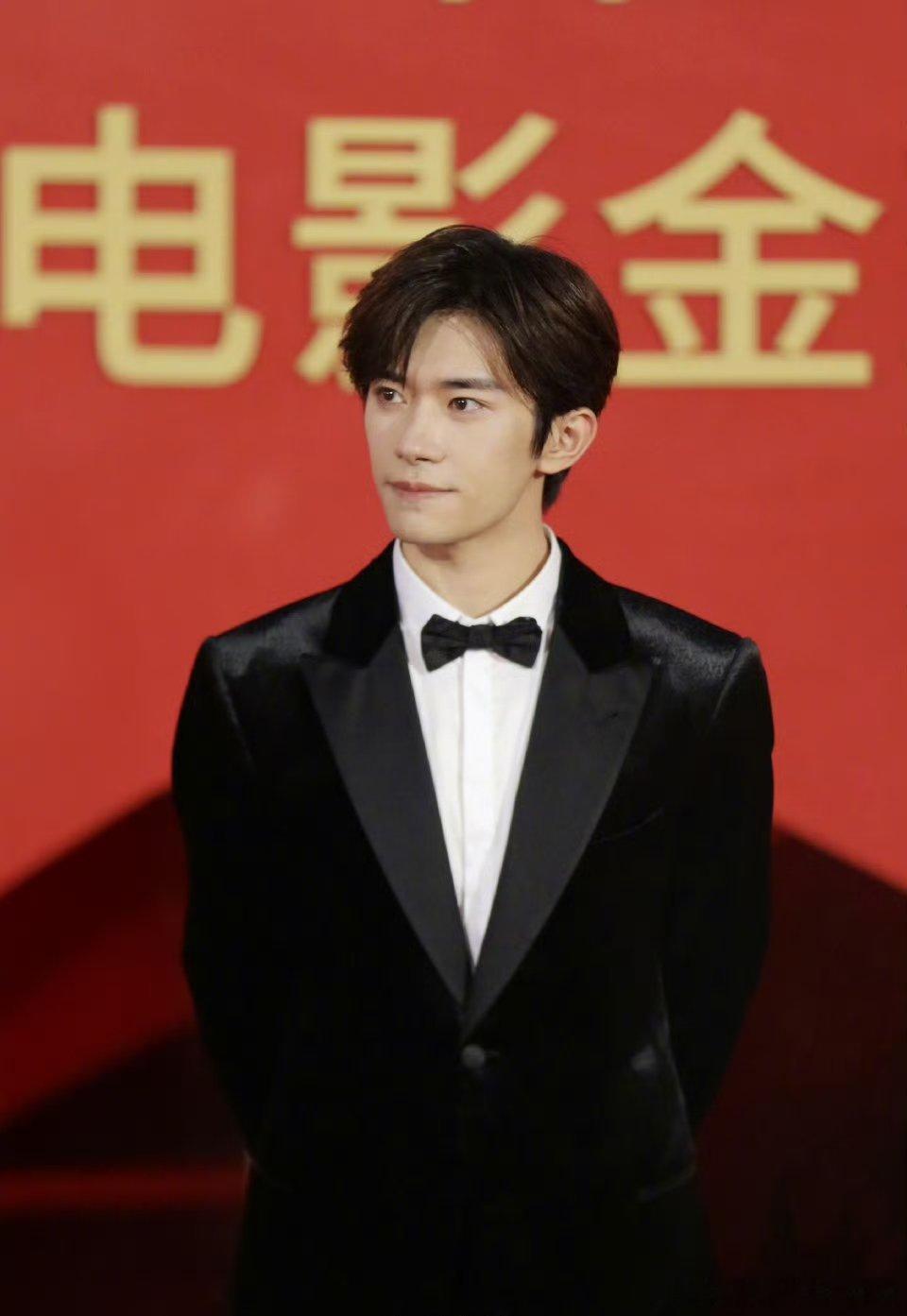 恭喜易烊千玺啊 这是首位00后金鸡影帝，易烊千玺金鸡奖最年轻影帝。真的替他高兴,