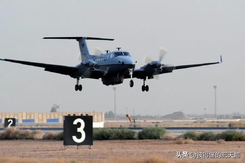 伊拉克媒体称：美军一架MC-12侦察机在科威特一处基地遭到导弹袭击中被摧毁。
