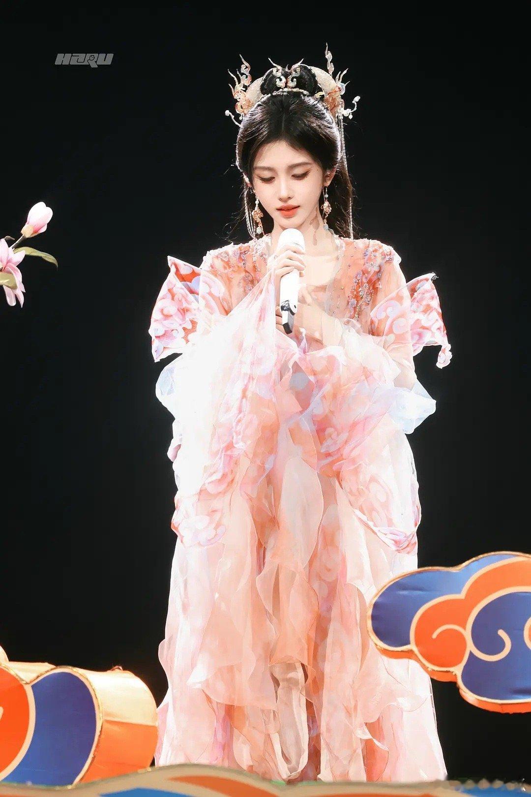 🍊鞠婧祎江苏卫视春晚造型图 