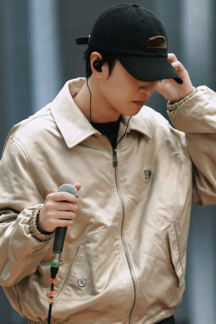 严浩翔等待期待严浩翔弹贝斯彩排照严浩翔弹贝斯彩排照，严浩翔等待期待，谁懂这个贝斯