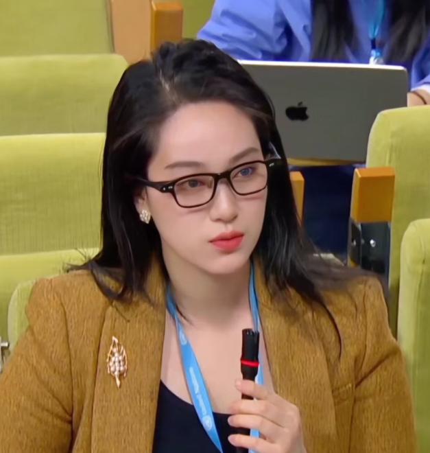 刚刚，联合国传来这样一幕！中国记者提问时，鼻梁上隐藏的“第二大脑”让外媒彻底看呆