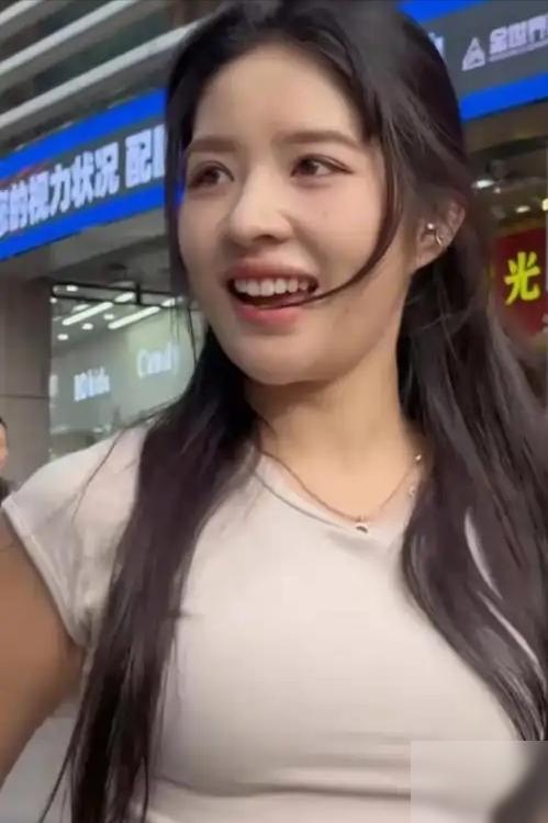 网红阿梓最近接受采访说了句大实话。她跟前夫分开以后，就去做了性感主播。这话不好听