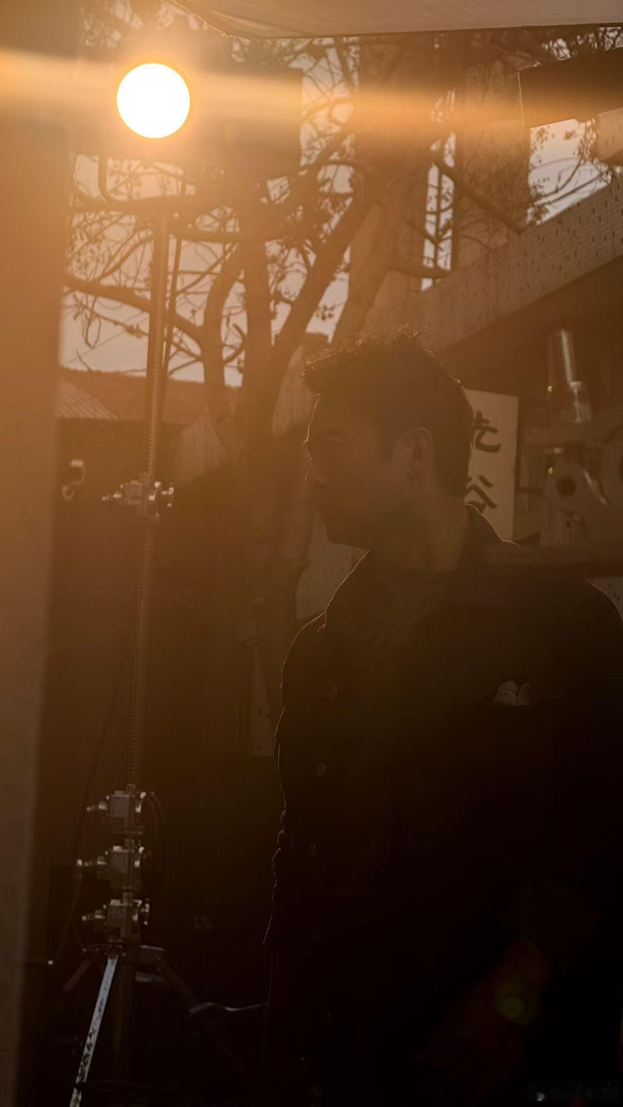 樊少皇宝刀未老具像化初入职场金融季 没想到在节目里看到樊少皇展示功夫，打起木人桩
