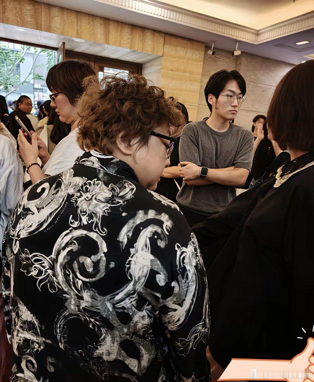 久违露面的韩老师最近好低调网友上海偶遇韩红看音乐剧，久违露面的韩老师最近好低调，
