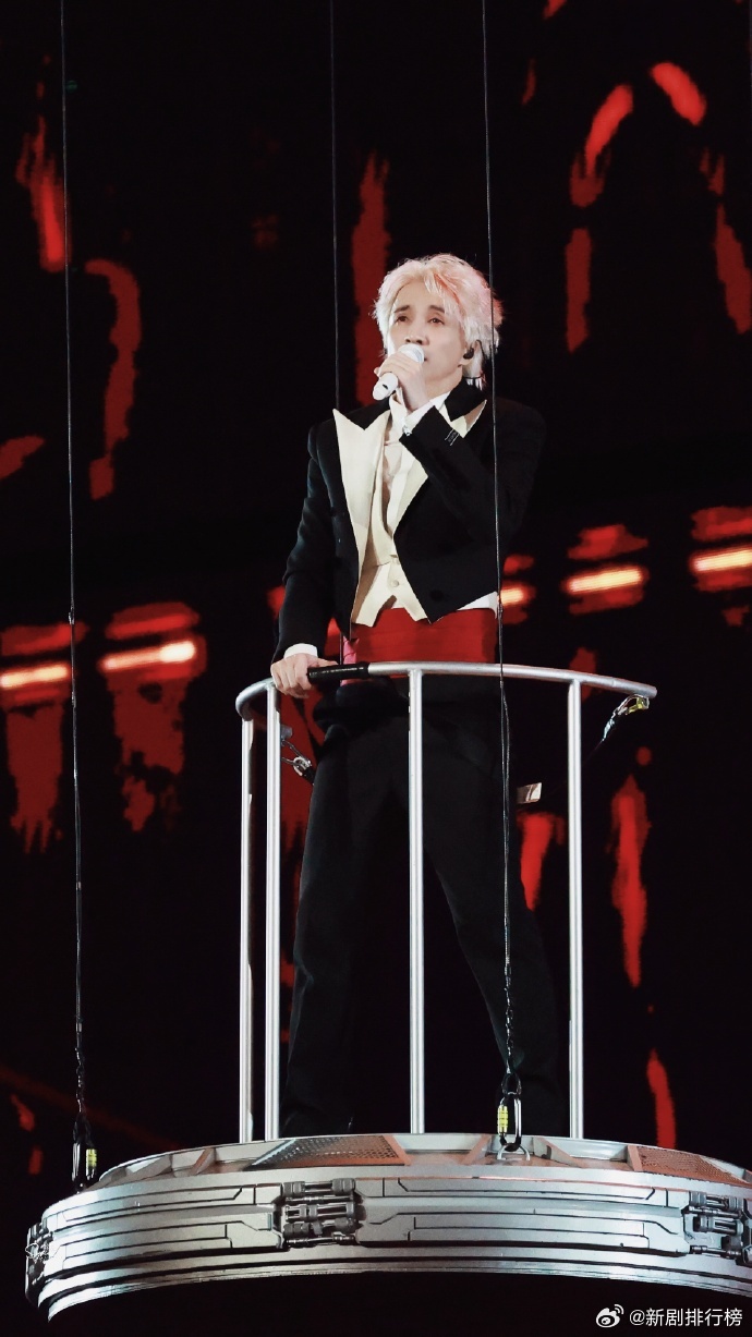 薛之谦高台威亚演唱会现场直接被薛之谦拿捏！唱《我的雅典娜》威亚悬空开唱，和AI大