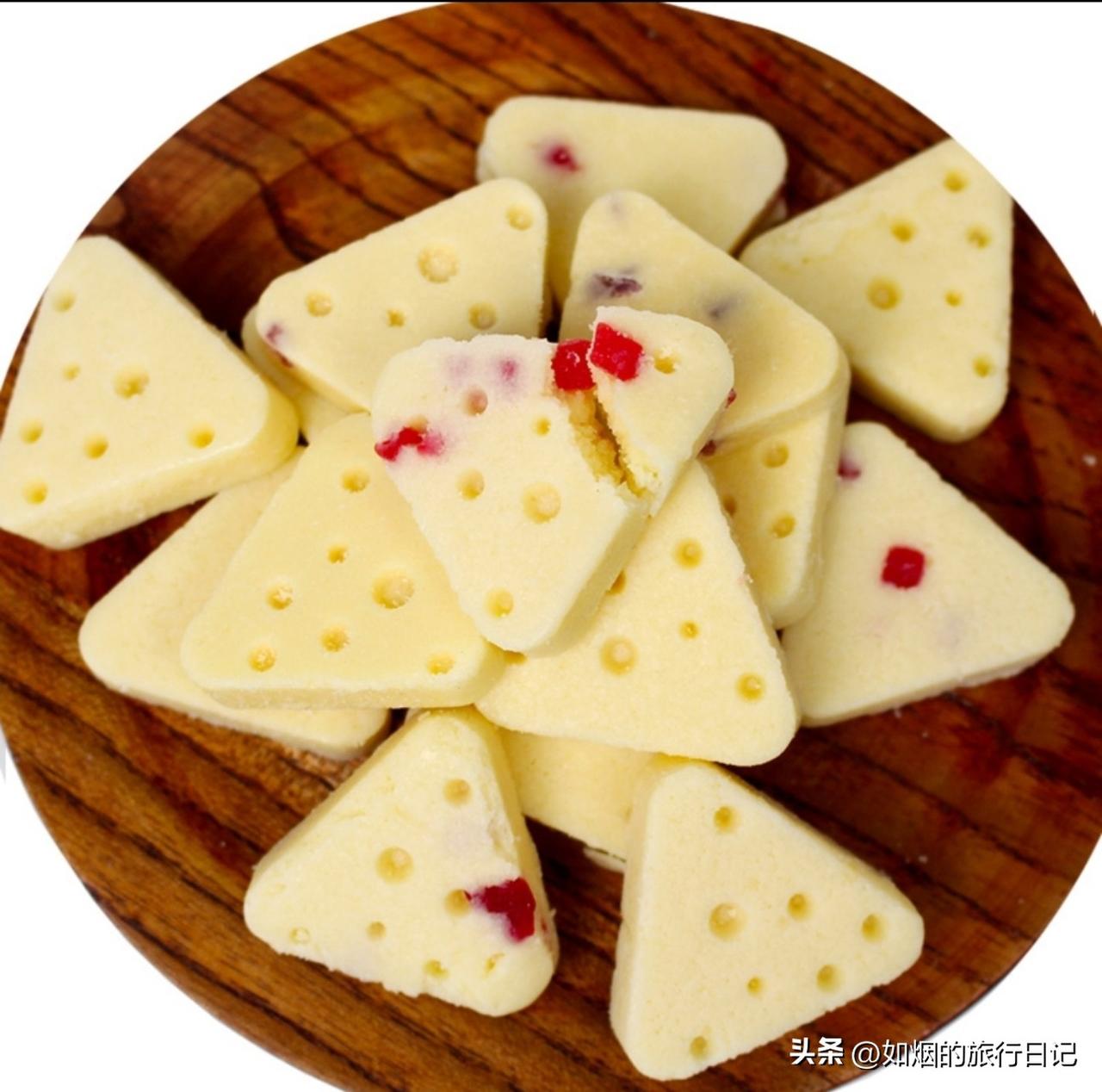 昨天晚上，我去老家本地人开的一家大超市，看到里面有专门的本地奶食品专柜，奶酪特别