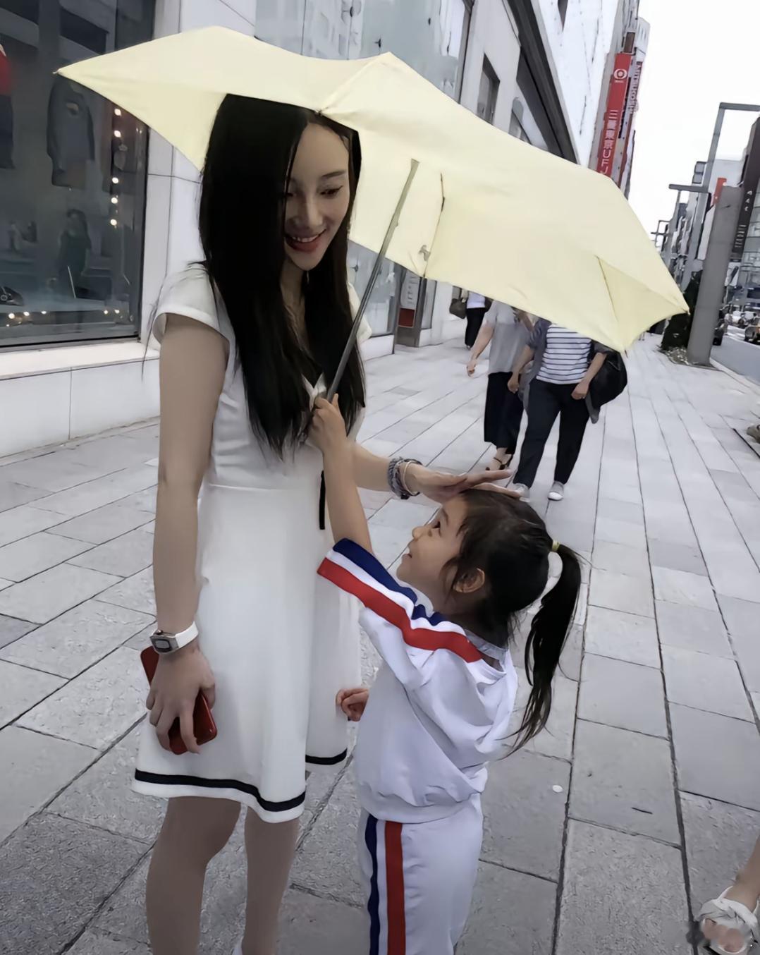 看到小甜馨给李小璐打伞这一张照片好感慨啊一直坚定站在妈妈这边的始终是女儿 ​​​