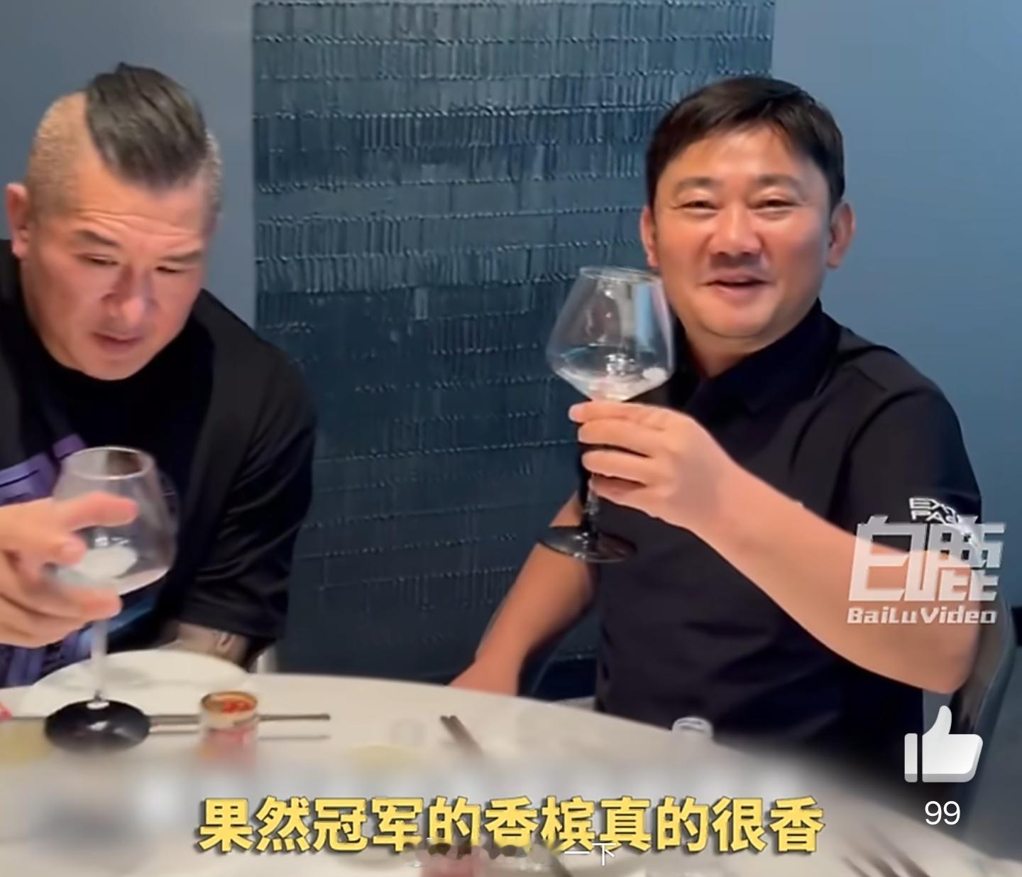 张雪请馆长喝冠军香槟张雪还是会来事的