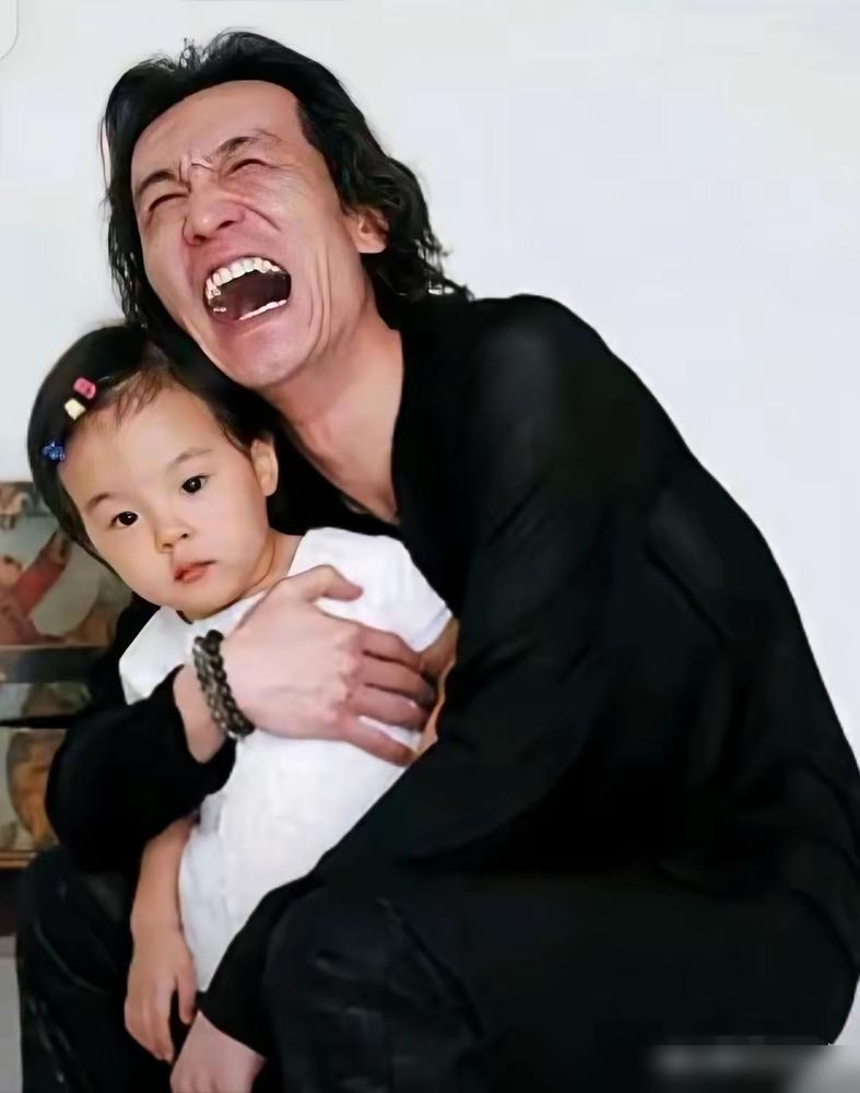 时间太快了，没想到李咏的女儿都已经长这么大了，而且还有男朋友了。
​
看到这句话