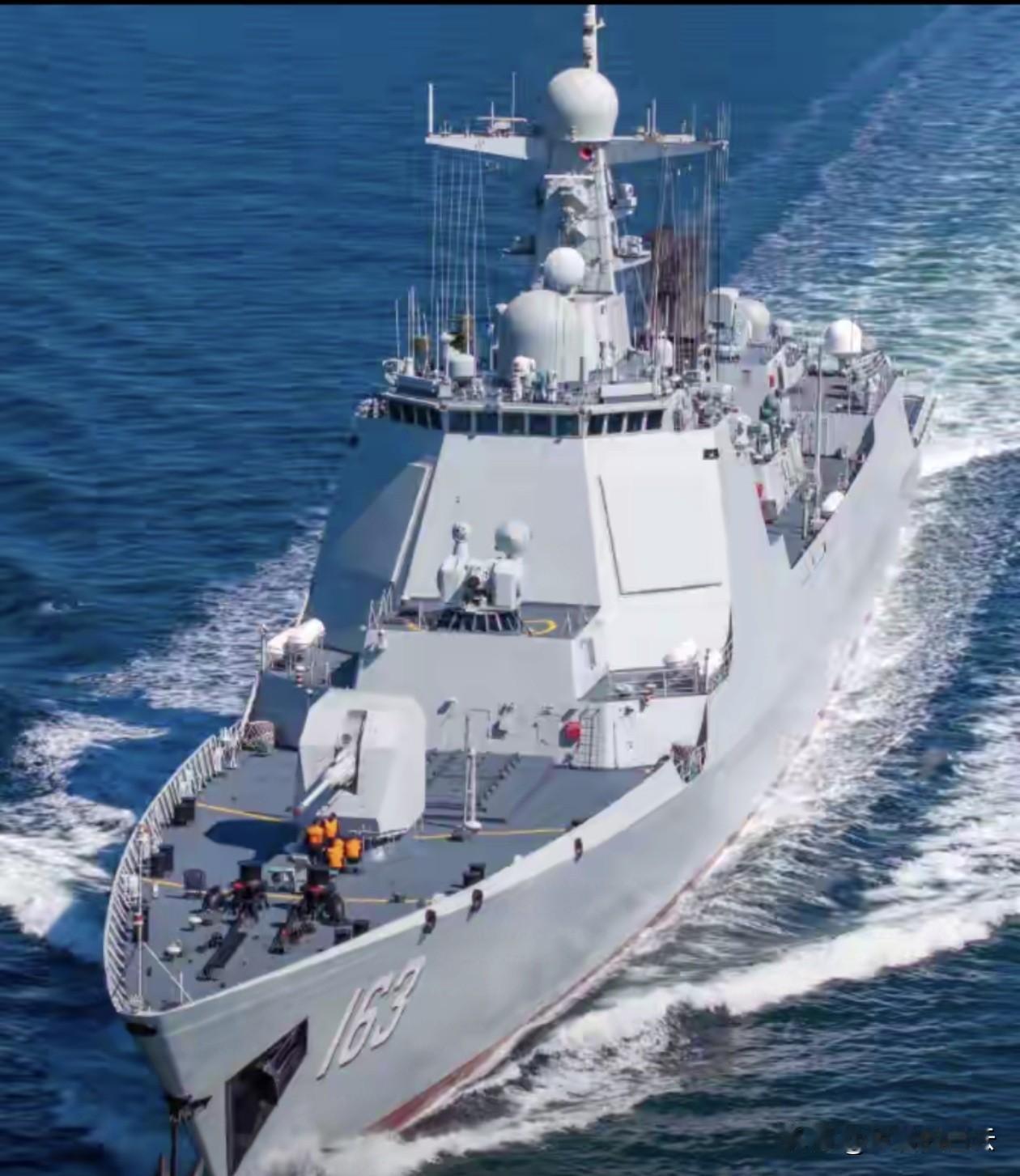 都说好马配好鞍，可咱们海军偏偏玩起了“高低搭配”的大智慧！看着055万吨大驱威风