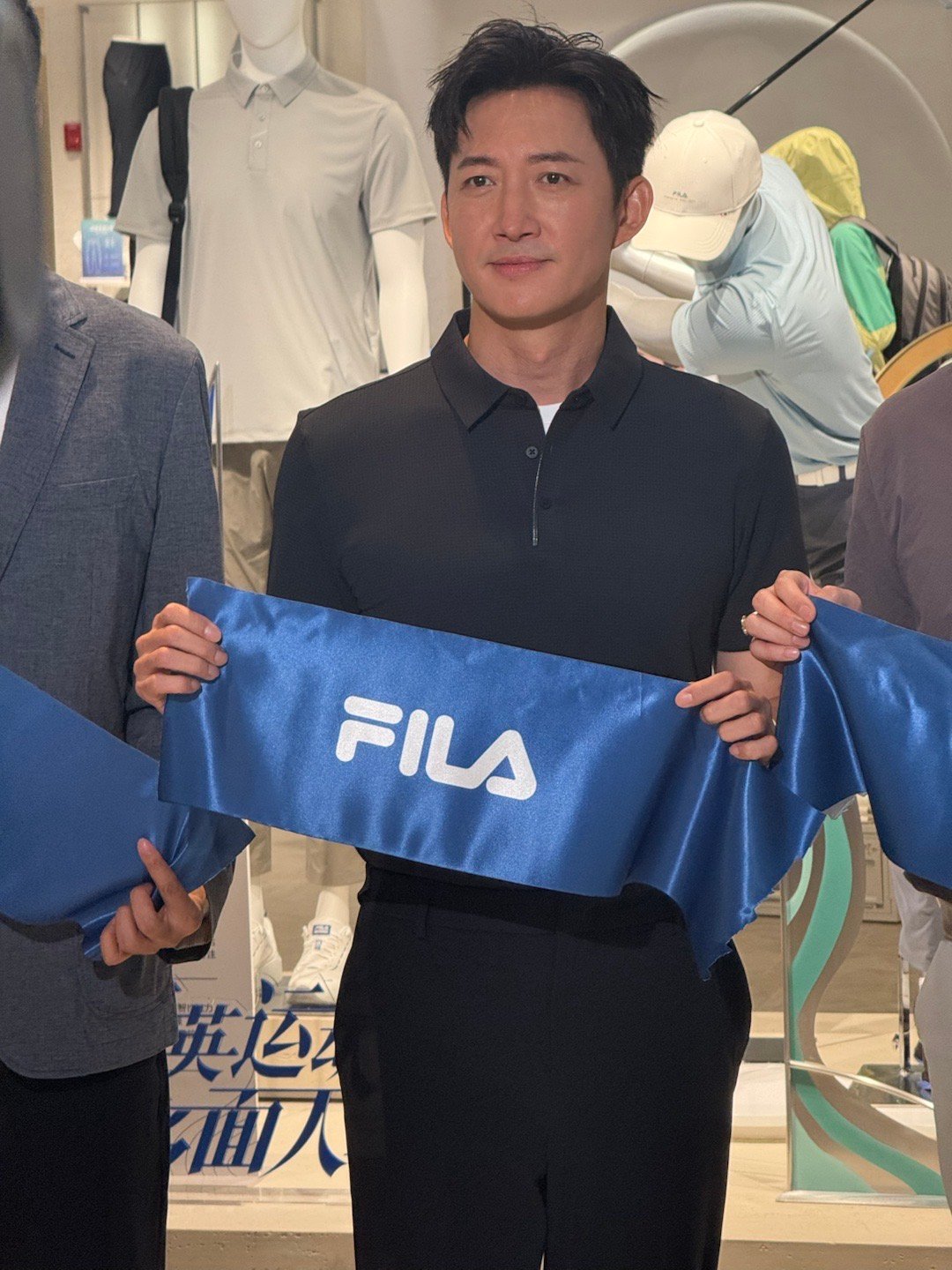 王阳被粉丝整红温了粉丝对王阳贴脸开大 见过明星被粉丝逗笑的，但像王阳这样直接被喊