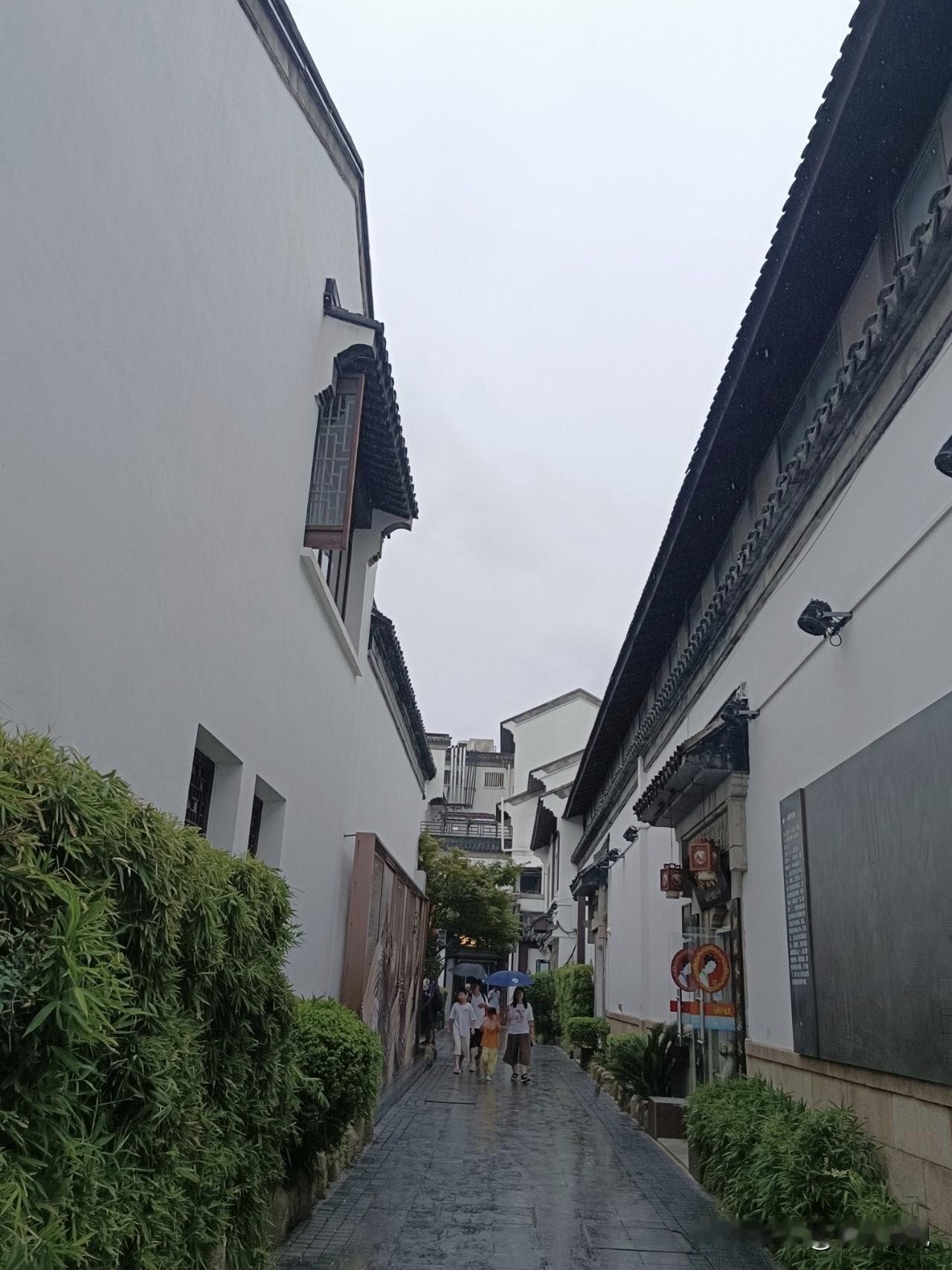 朱雀桥边野草花，乌衣巷口夕阳斜。旧时王谢堂前燕，飞入寻常百姓家。
唐 — 刘禹锡