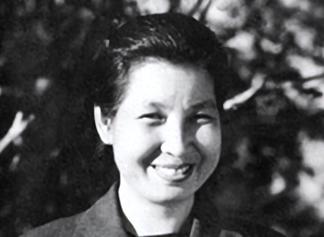 曾志的信很快得到批示，中央通知她可以调回北京。1973年4月，一套六五式军装送到