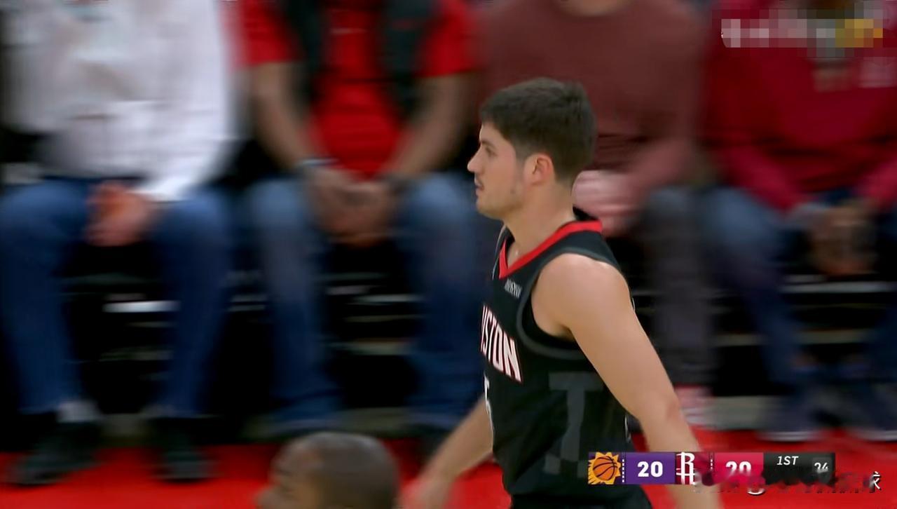 火箭新星谢波德的失误真是太多了！在今天火箭主场迎战太阳的上半场比赛中，谢波德在短