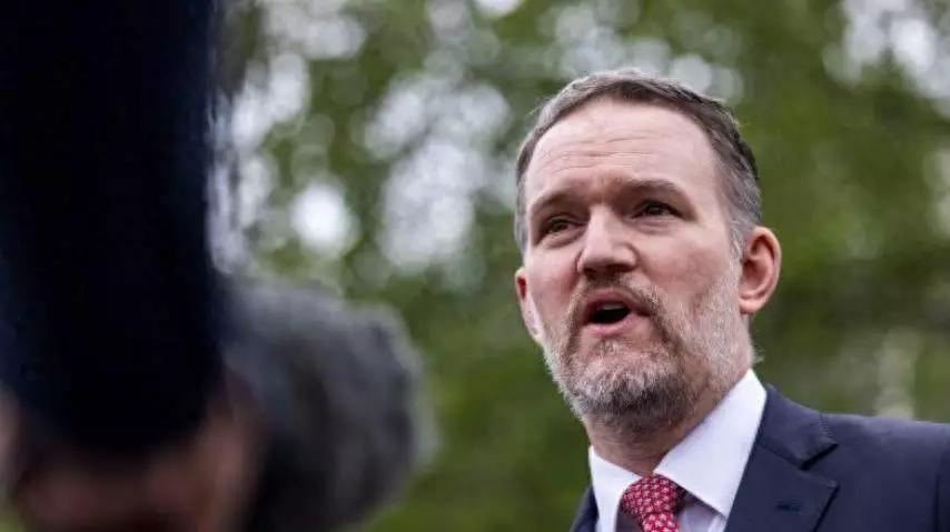 “美国面对支持的伊朗的中国，这次为什么没炸驻伊朗中国使馆。1999年5月7日夜间