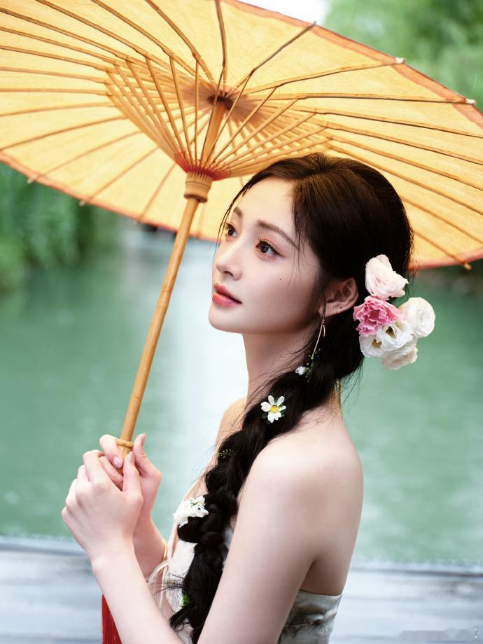 拍成周洁琼这样才可以说神图周洁琼撑油纸伞  周洁琼撑油纸伞，真的仿佛落入人间的仙