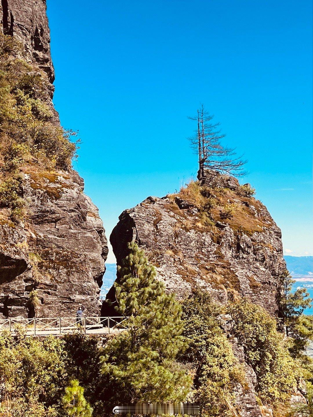 一年四季景色秀美的苍山，又名点苍山、大理山，由十九座山峰组成，悬岩峭壁、幽深峡谷