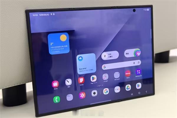 三星于2025年12月正式揭晓了其首款三折叠屏手机Galaxy Z TriFol