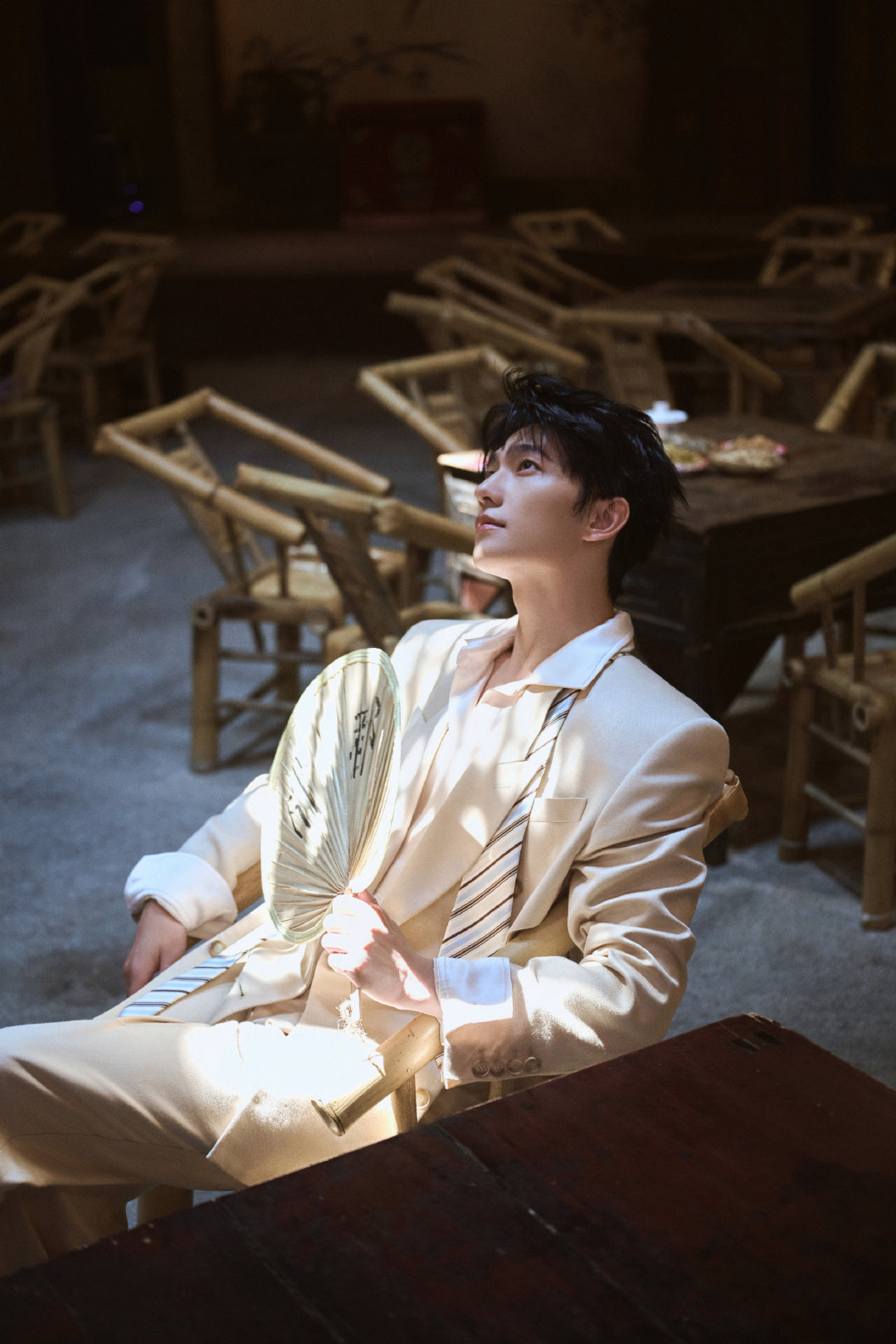 杨洋好权威的镜头签坐在竹椅慢摇蒲扇，杨洋将温润与强势融合，画面自带高级故事感。 