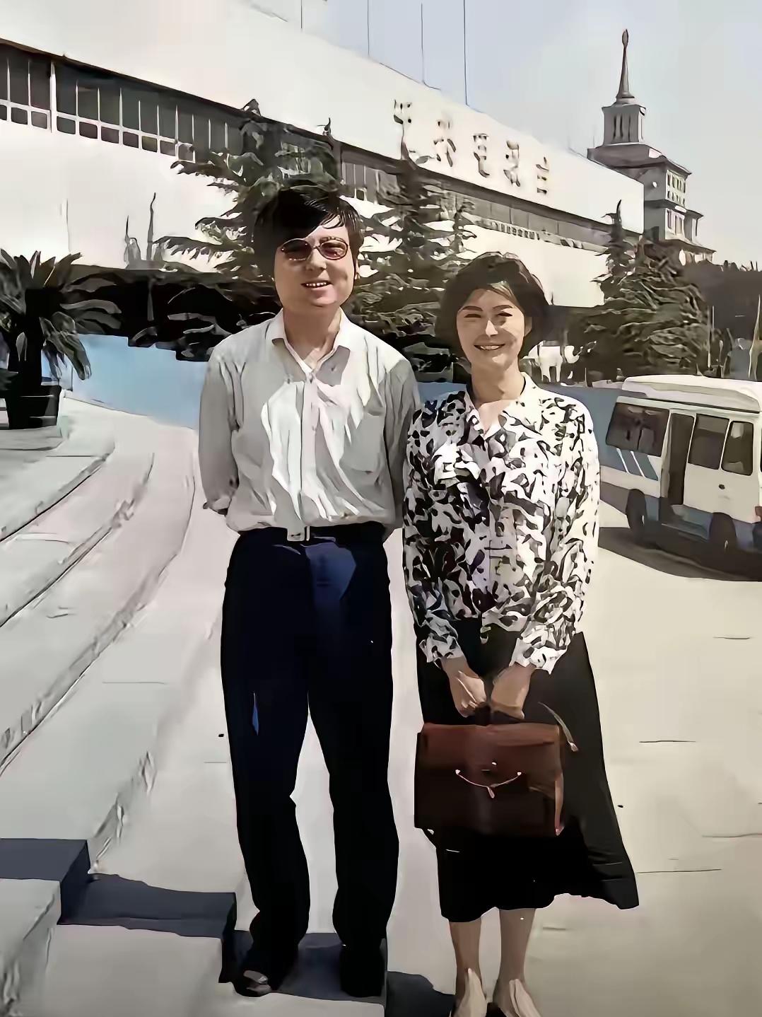 敬一丹大姐才貌出众，
是个很优秀的主持人。
欧阳夏丹自拍